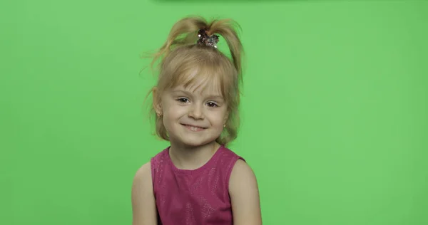 Positives Mädchen, das in lila Kleid in die Kamera blickt. Glückskind. Chroma-Schlüssel — Stockfoto