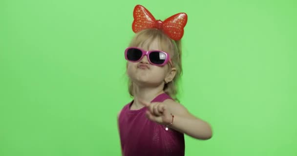 Chica bailando en vestido morado, gafas de sol y cinta roja en la cabeza. Clave de croma — Vídeo de stock