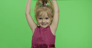 Pozitif kız mor elbiseli bir kameraya bakıyor. Eller yukarı. Renk Anahtarı