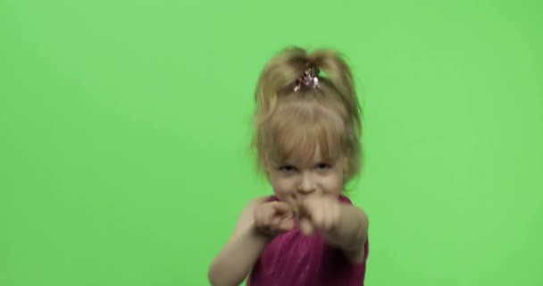 Chica en vestido morado bailando y muestra un dedo hacia adelante. Clave de croma — Vídeos de Stock