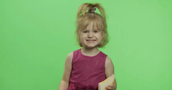 Menina loira positiva em vestido roxo com fatia de melão. Chave Chroma — Fotografia de Stock