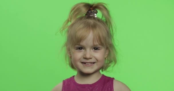 Retrato infantil en vestido morado. Oculta su cara con las manos y los escultores. Clave de croma — Vídeos de Stock