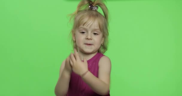 Chica en vestido púrpura dice algo. Feliz niño de cuatro años. Clave de croma — Vídeos de Stock