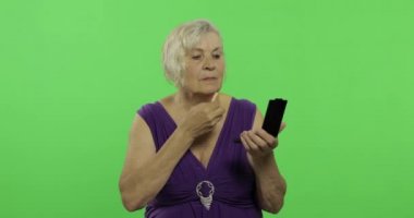 Yaşlı bir kadın makyaj yapar. Yaşlı güzel Büyükanne. Chroma anahtarı