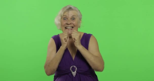 한 연로한 여성이 놀라움과 기쁨, 미소를 보여줍니다. 할머니. 크로마 키 — 비디오