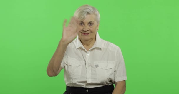 Μια ηλικιωμένη γυναίκα που χαιρετάει την κάμερα και χαμογελά. Η γριά γιαγιά. Πλήκτρο αποχρώσεων — Αρχείο Βίντεο