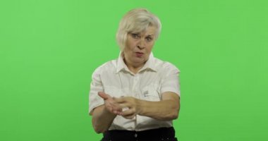 Yaşlı bir kadın biriyle kavga ediyorlar. Yaşlı büyükanne. Chroma anahtarı