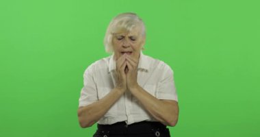 Yaşlı bir kadın ağlıyor. Beyaz gömlekli yaşlı güzel Büyükanne. Chroma anahtarı