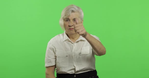 Een oudere vrouw Toon duim omhoog en glimlacht. Oude grootmoeder. Chroma Key — Stockvideo