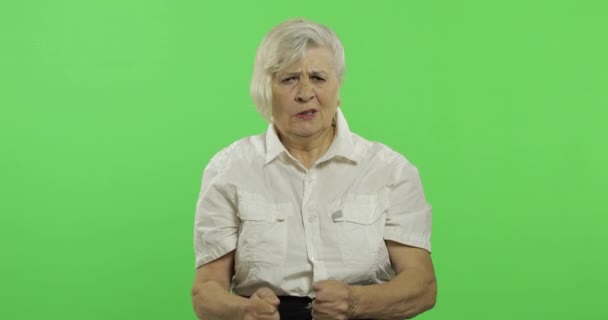 Μια ηλικιωμένη γυναίκα καυγαδώνει με κάποιον. Η γριά γιαγιά. Πλήκτρο αποχρώσεων — Αρχείο Βίντεο