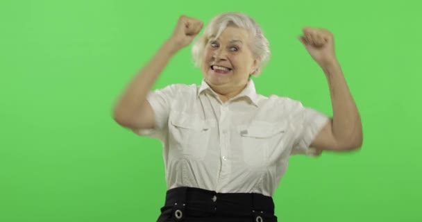 En äldre kvinna visar förvåning, glädje och leenden. Gamla farmor. Chroma Key — Stockvideo