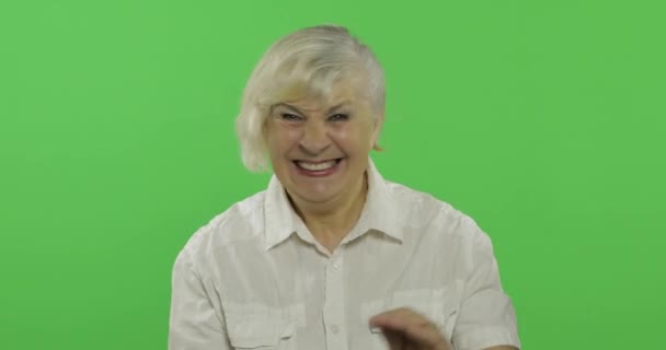 Glada äldre damen skrattar. Gamla farmor ler. Chroma Key — Stockvideo