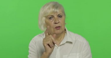 Yaşlı bir kadın biriyle kavga ediyorlar. Yaşlı büyükanne. Chroma anahtarı