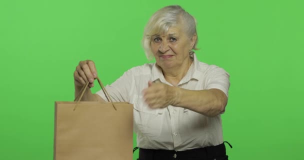 Пожилая женщина с сумкой для покупок. По магазинам. Подарки. Ключ хрома — стоковое видео