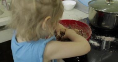 Çocuk karıştırma çikolata hamur, kız mutfakta kek yapma