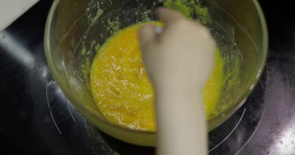 Kız bir cam kase şeker ile çiğ yumurta kamçı. Yumurta whisking — Stok video