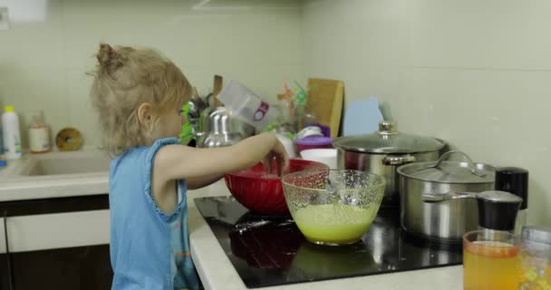 Niño mezclando masa de chocolate, niña haciendo pastel en la cocina — Vídeos de Stock