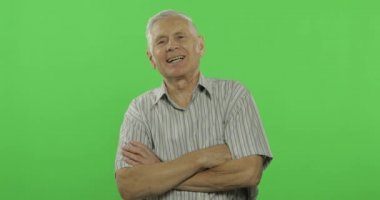 Kıdemli adam gülüyor. Chroma anahtar arka planda yakışıklı yaşlı adam