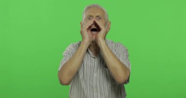 Kıdemli adam bağırıyor. Chroma anahtar arka planda yakışıklı yaşlı adam