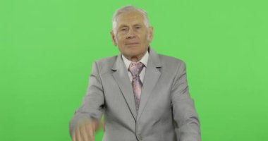 Yaşlı işadamı başparmak veriyor. Resmi giyim yaşlı adam başparmak yukarı gösteren