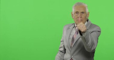 Bir şey ve başparmak kadar yaşlı işadamı puan. Resmi giyim yaşlı adam