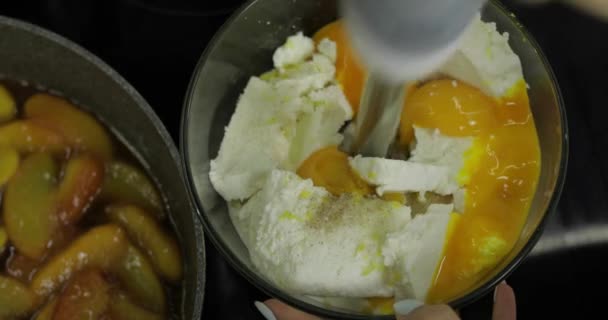 Przygotowanie ciasta serowego. Mieszanie twarogu i jaj kurzych — Wideo stockowe