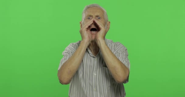 Un hombre mayor grita. Hombre viejo guapo en croma clave fondo — Vídeo de stock