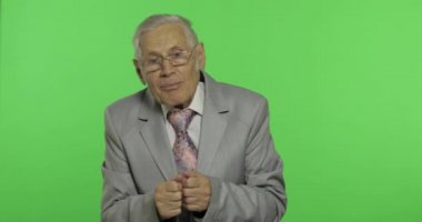Takım elbiseli yaşlı bir işadamı duygusal olarak anlatır. Chroma anahtar arka plan
