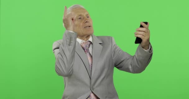 Hombre de negocios guapo y anciano que tiene chat de vídeo con teléfono inteligente. Clave de croma — Vídeos de Stock