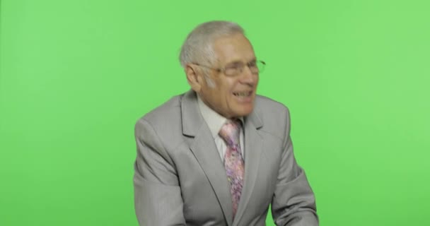 Elderly businessman in suit laughing. Old senior man in formal wear. Chroma key — Stock Video
