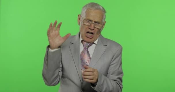 Elderly businessman in suit something emotionally tells and laughing. Chroma key — Stock Video