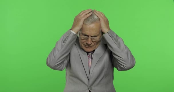 Hombre de negocios de edad avanzada en traje sufren de dolor de cabeza problemas de dolor. Viejo hombre mayor — Vídeo de stock