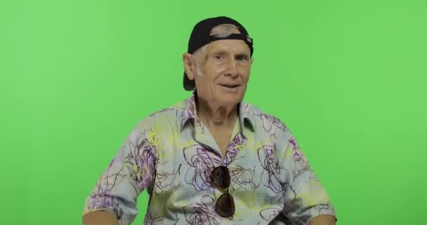 Touriste senior dans les danses chemises colorées. Beau vieil homme sur chroma key — Video