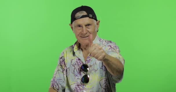 Turista sênior mostrar polegar para cima e sorri. Bonito homem velho na chave chroma — Vídeo de Stock