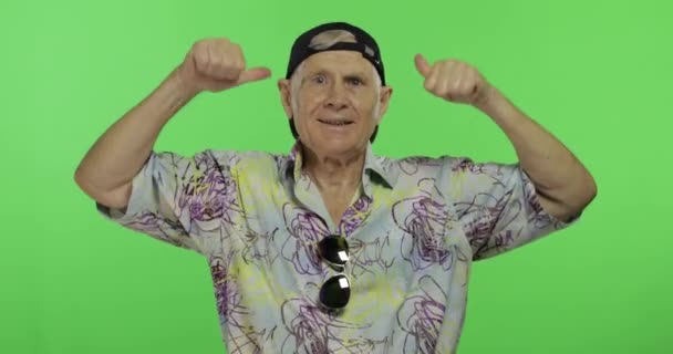Vrcholník turistů tančí na pestrobarevné košili. Pohledný starý muž na klíči Chroma — Stock video