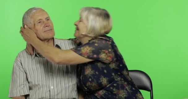 Αστείος ηλικιωμένος άντρας και γυναίκα που κάθονται μαζί. Η ιδέα μιας ευτυχης παλαιάς οικογένειας — Αρχείο Βίντεο