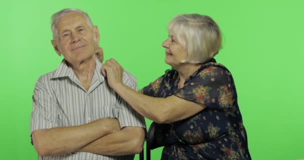 Hombre y mujer ancianos mayores juntos. La abuela arregla la ropa de abuelos — Vídeos de Stock