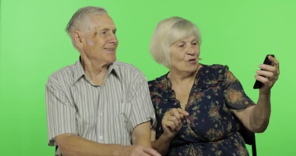 Hombre y mujer ancianos mayores que tienen chat de vídeo con teléfono inteligente. Clave de croma — Vídeos de Stock