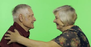 Yaşlı adam üst düzey bir kadın sarılmak ve o omzuna düşer. Chroma anahtarı