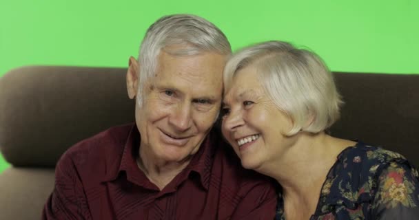 Homme et femme âgés assis ensemble sur un canapé et sourit. Clé chromatique — Video