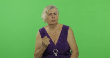 Yaşlı bir kadın biriyle kavga ediyorlar. Yaşlı büyükanne. Chroma anahtarı