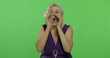 Yaşlı bir kadın bağırıyor. Yaşlı büyükanne gülümsüyor. Chroma anahtarı