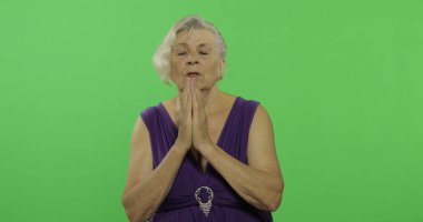 Yaşlı bir kadın el ile birlikte dua. Yaşlı büyükanne. Chroma anahtarı