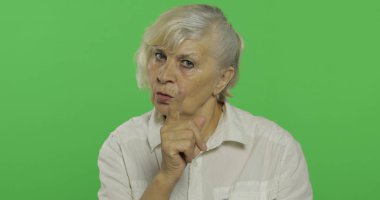 Yaşlı bir kadın biriyle kavga ediyorlar. Yaşlı büyükanne. Chroma anahtarı