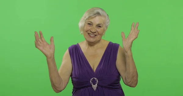 Een oudere vrouw toont verbazing, vreugde en glimlach. Oude grootmoeder. Chroma Key — Stockfoto