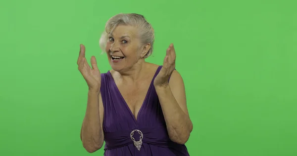 Une femme âgée fait preuve d'étonnement, de joie et de sourire. Vieille grand-mère. Clé chromatique — Photo