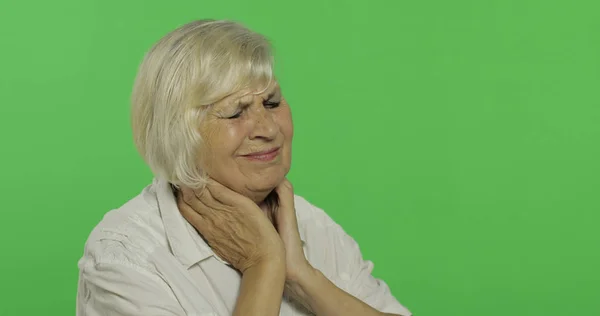 Una anciana con dolor en el cuello. Vieja abuela. Clave de croma — Foto de Stock
