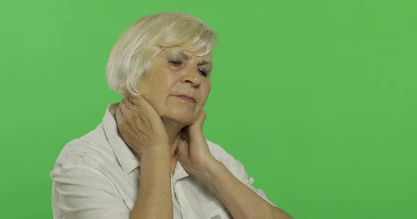Una anciana con dolor en el cuello. Vieja abuela. Clave de croma — Foto de Stock