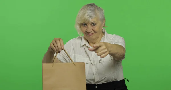 Starsza kobieta z torby na zakupy. Zakupy. Przedstawia. Klucz chrominancji — Zdjęcie stockowe