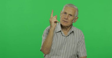 Kıdemli adam birisiyle kavga ediyorlar. Chroma anahtar arka planda yakışıklı yaşlı adam